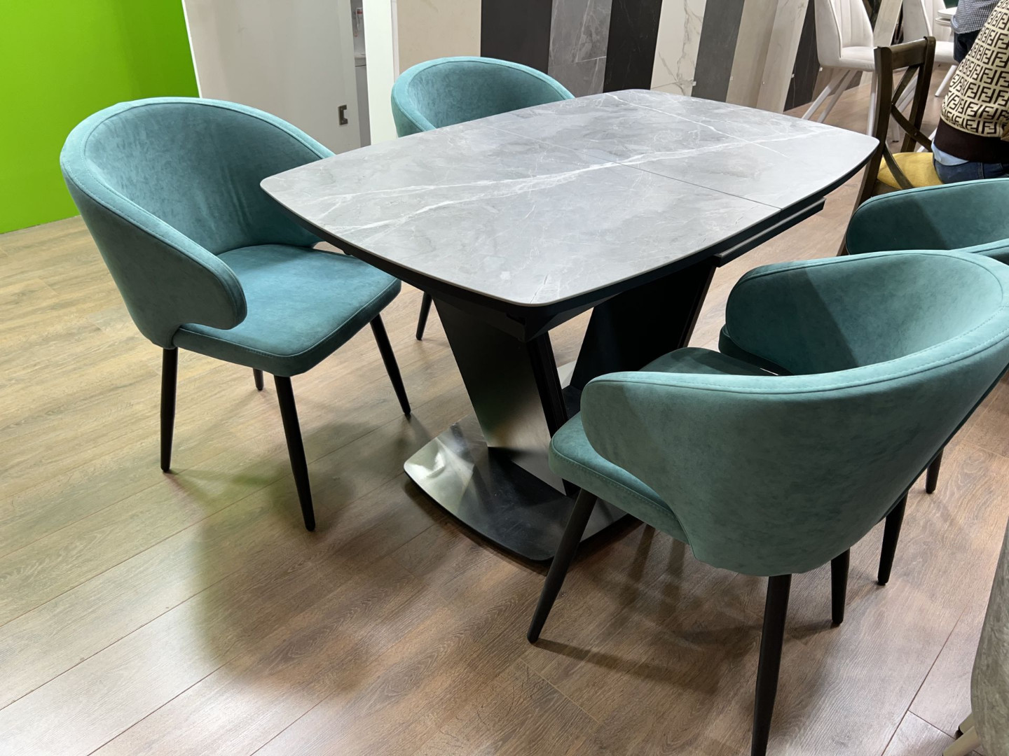 Фотоотчёт с мебельной выставки МЕБЕЛЬ-2022 (Экспоцентр, Москва) Стол Севилья+стулья Джемесон 