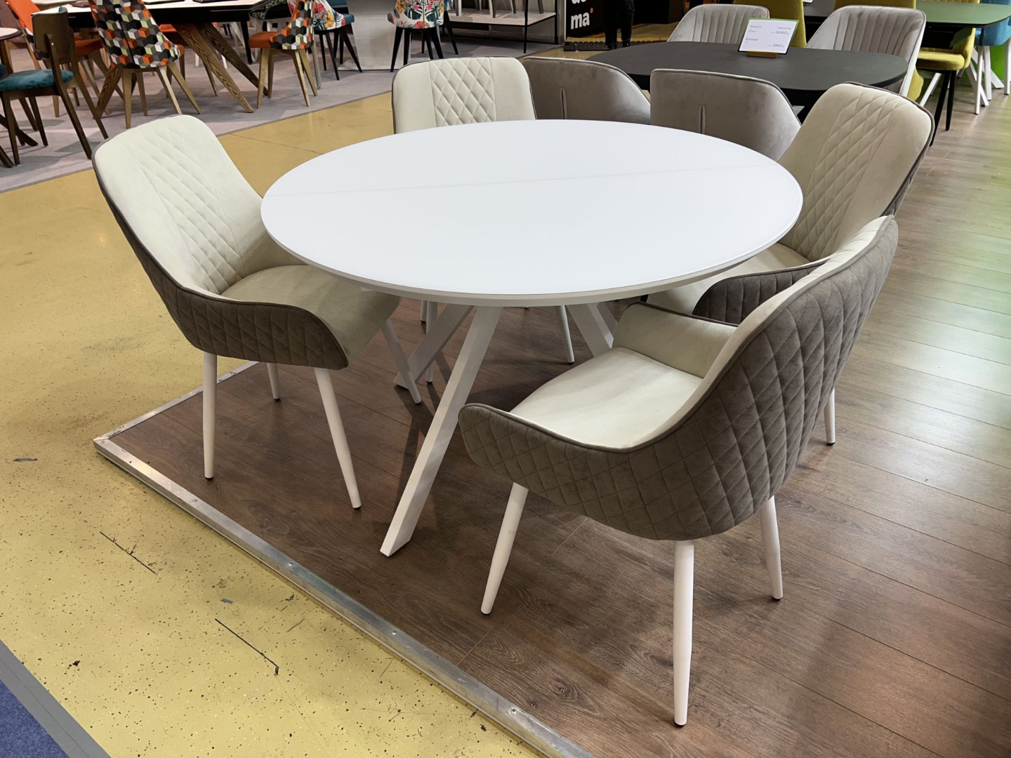 Фотоотчёт с мебельной выставки МЕБЕЛЬ-2022 (Экспоцентр, Москва) Стол Лондон 1,2+стулья Бёрн 