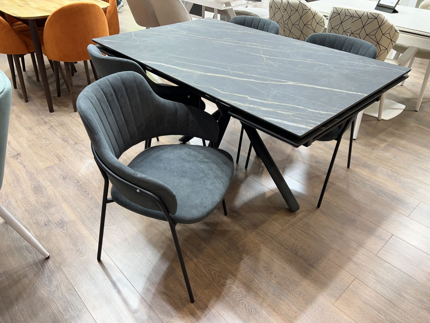 Фотоотчёт с мебельной выставки МЕБЕЛЬ-2022 (Экспоцентр, Москва) Стол Рейн+стулья Кавала 